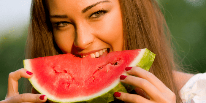 dívka jíst meloun pro hubnutí