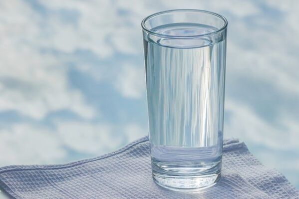 sklenici vody pro línou dietu