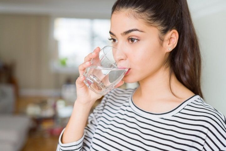 Pravidelná konzumace čisté vody je klíčem k úspěšnému zhubnutí o 10 kg za měsíc. 